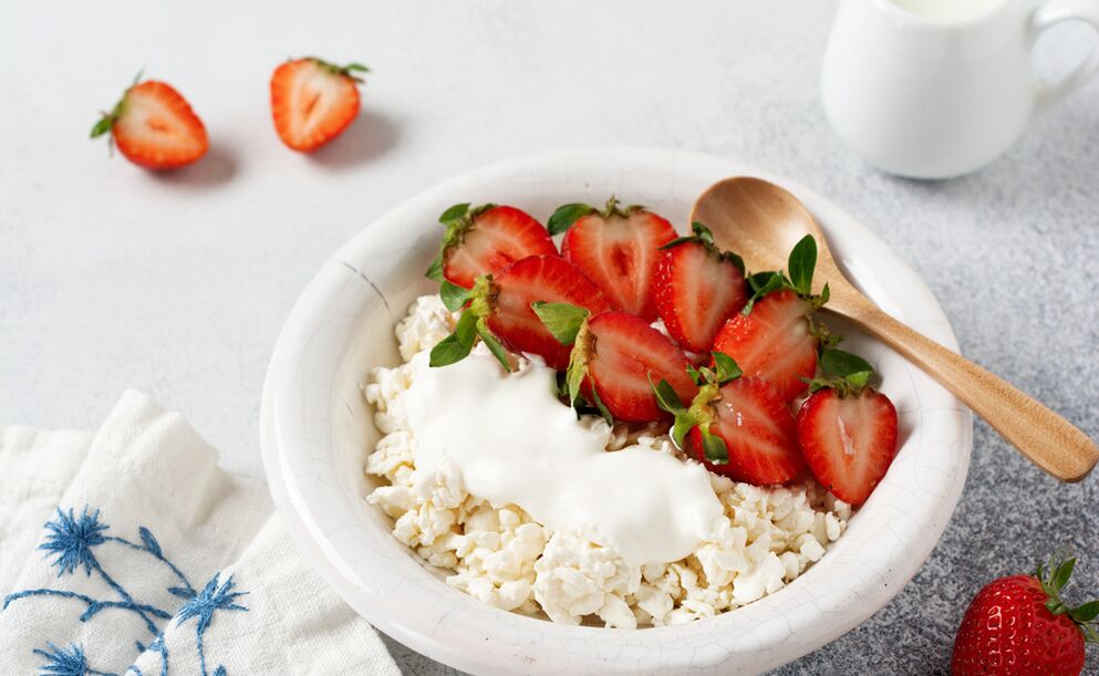 Cottage cheese with strawberries is a healthy breakfast for those who want to lose weight