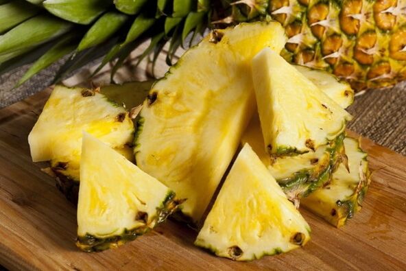 Pineapple in smoothie will help cleanse the body and strengthen the immune system. 